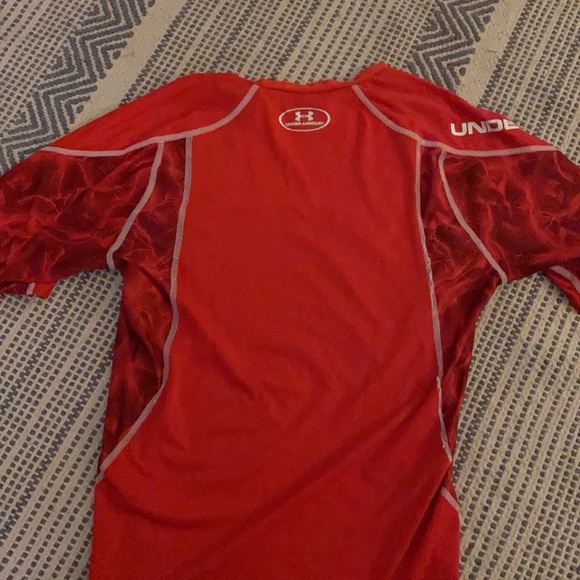 Red Men’s Heat gear Under Armour Tee - Picture 2 of 4